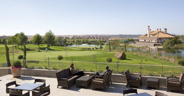 El hotel Alba de Layos dispone de vistas al campo de golf