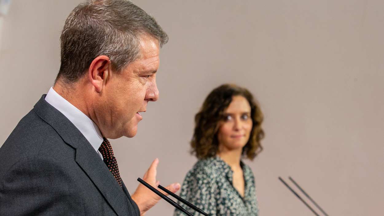 El presidente de Castilla-La Mancha, Emiliano García-Page, junto a su homóloga en la Comunidad de Madrid, Isabel Díaz Ayuso. Archivo.