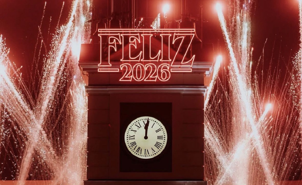 Cartel 'Feliz 2026' encima de la Puerta del Sol. jpg