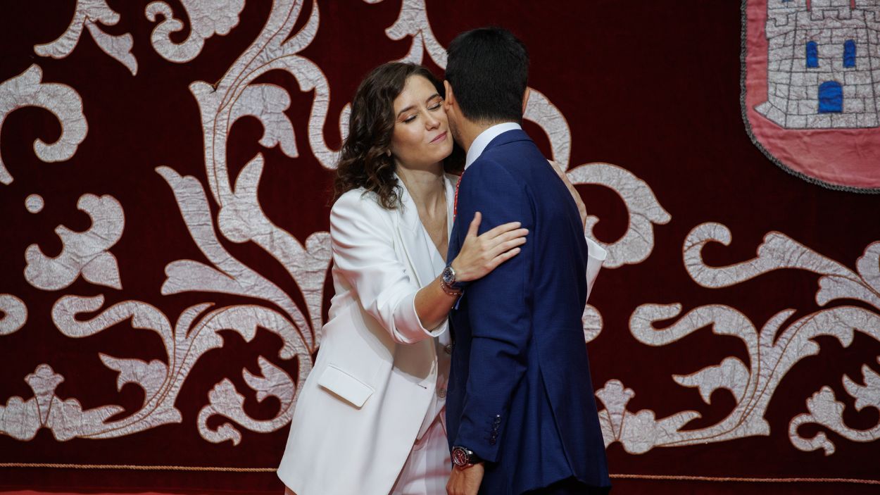 La presidenta de la Comunidad de Madrid, Isabel Díaz Ayuso, besa al consejero de Educación y Universidades, Emilio Viciana, tras tomar posesión de su cargo. EP/Archivo.