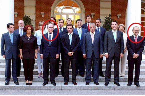 Foto de familia del Gobierno de Aznar en 2004 con Rodrigo Rato (a la izquierda de Aznar) y Cristóbal Montoro (último a la derecha). (Foto: Moncloa)