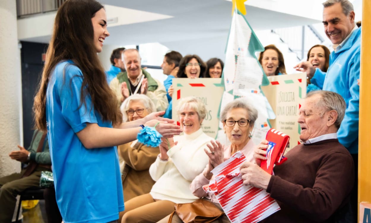 Usuarios de Afade en la entrega de regalos de ‘El Árbol de los Sueños’ de CaixaBank 2025 en el Centro Cultural Fernando de los Ríos (Madrid). CAIXABANK