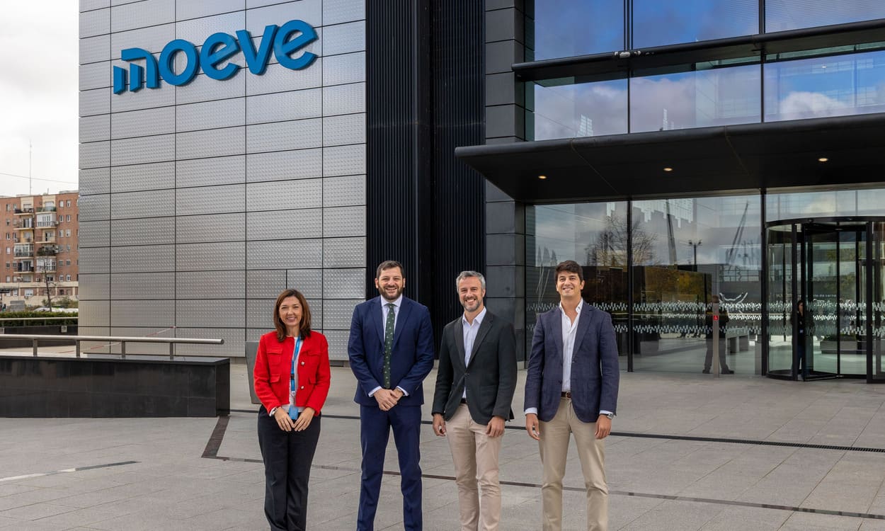 De izquierda a derecha, Ana M. Castelblanque, responsable de Crecimiento del negocio de Biometano de Moeve, Laureano Parrilla, director de Pretium Renovables, Adrien Souchet, director de Biometano de Moeve, y Jesús Blas, COO de Pretium Renovables. MOEVE