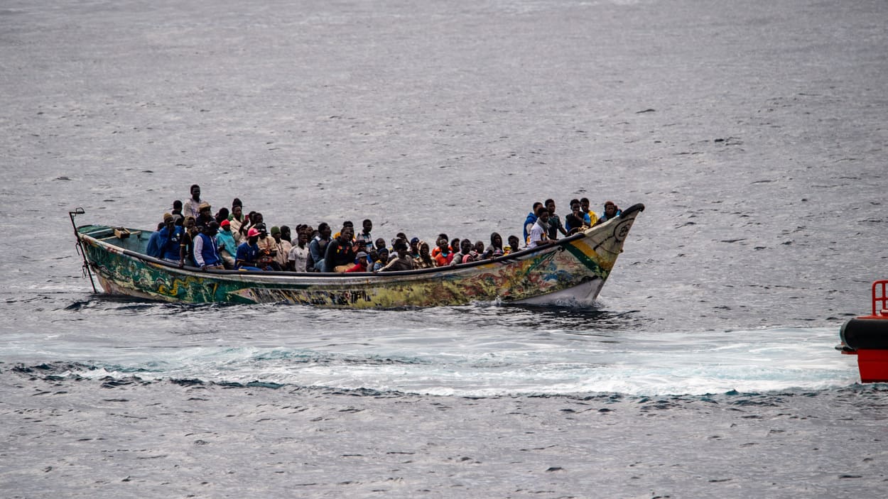 Un cayuco con 73 personas, antes de llegar al muelle de La Restinga. EP.