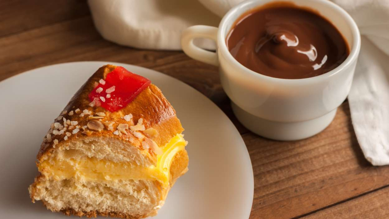 Acompaña al roscón de reyes de una taza de chocolate caliente