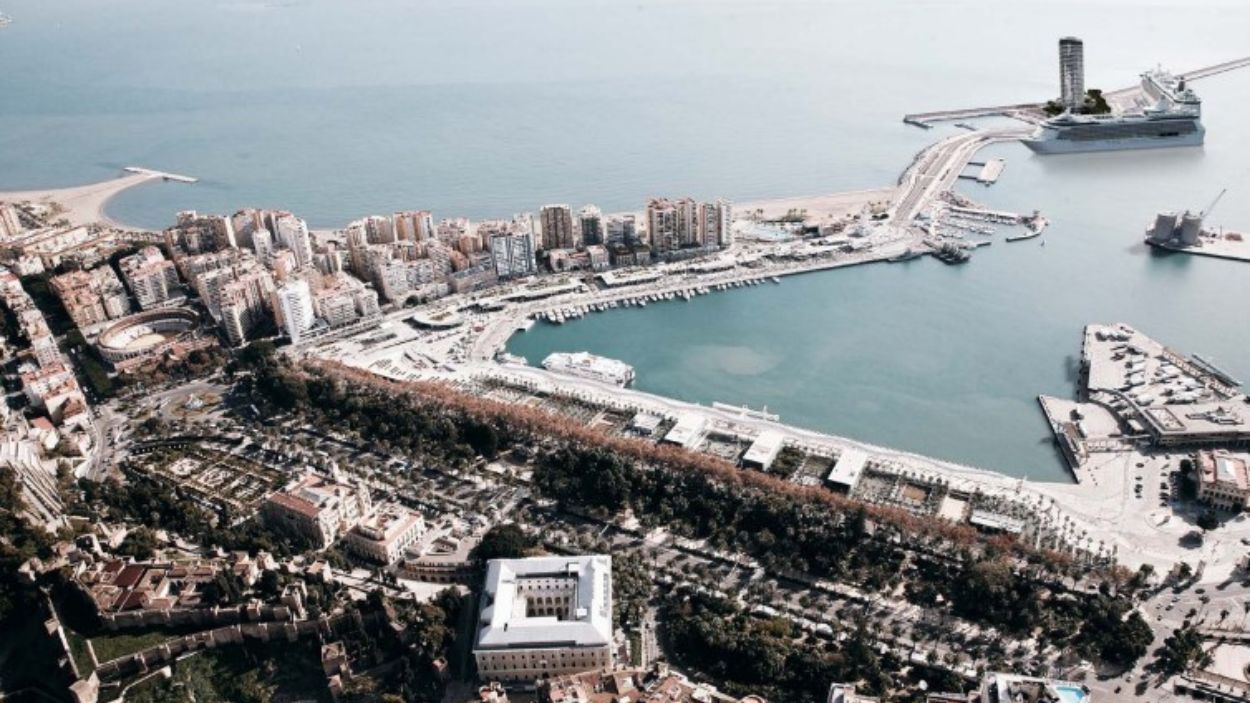 Vista aérea del polémico rascacielos del puerto de Málaga.