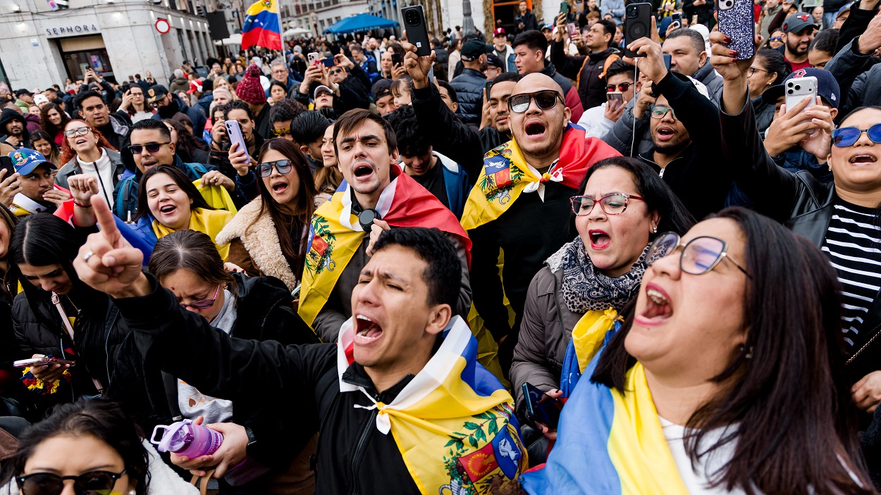 Venezolanos celebrando en Madrid la detención de Nicolás Maduro. EP