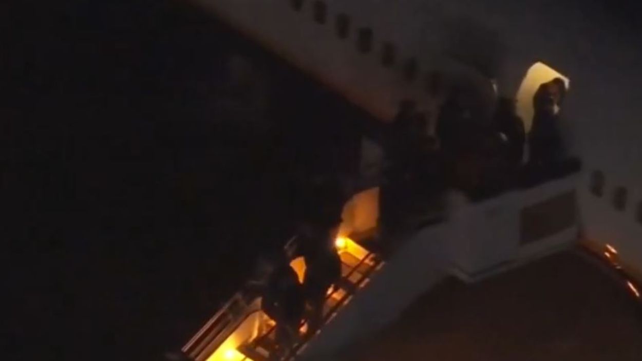 El momento en el que Nicolás Maduro abandona el Boeing 757 que le trasladaba a Nueva York. 