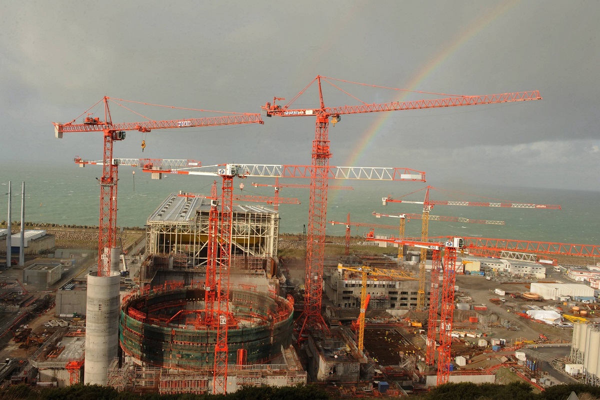 Fotografía de archivo realizada el 26 de noviembre de 2009 que muestra la construcción de un reactor nuclear de tercera generación en la central nuclear de Flamanville fuente EFE