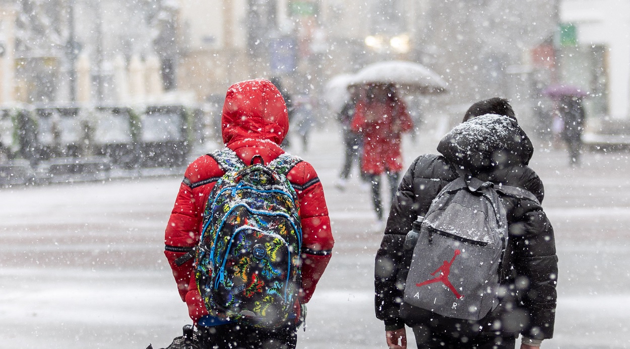 Dos niños caminan mientras nieva, a 19 de enero de 2024, en Soria, Castilla y León (España). EP