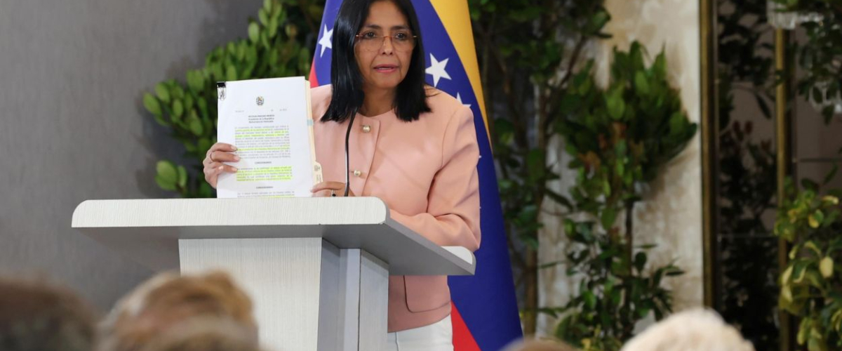 Delcy Rodríguez asume la presidencia encargada y pide «diálogo» a EE UU tras la captura de Maduro