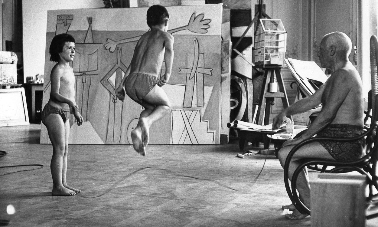 Pablo Picaso juega a la comba con unos niños en su estudio. EP