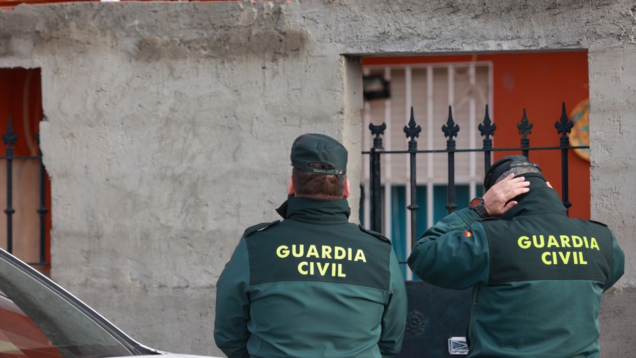  miembros guardia Miembros de la Guardía Civil en un domicilio investigando un posible caso de violencia machista (Imagen archivo) / EPdomicilio calle buganvilla algaba sevilla donde.