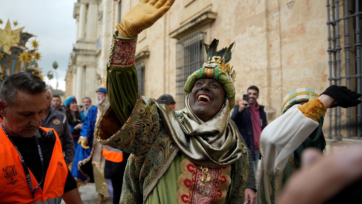 El presidente de la Junta de Andalucía, Juan Manuel Moreno Bonilla, vestido del rey Baltasar en la Cabalgata de Sevilla de 2026. EP.