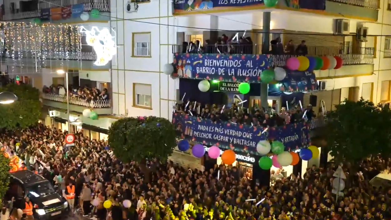 Imagen de la calle Asunción (Sevilla) previa al paso de las Cabalgatas 