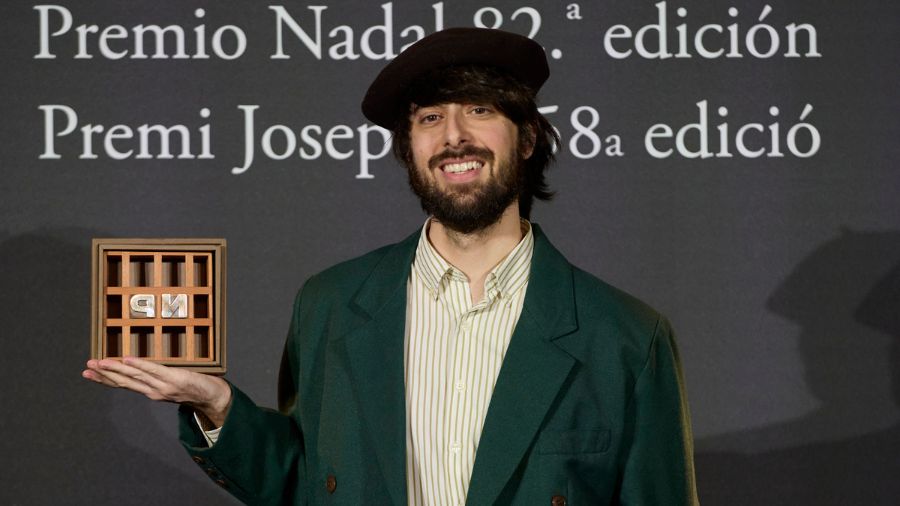 El escritor David Uclés tras recibir el Premio Nadal de Novela (Foto facilitada por Destino)