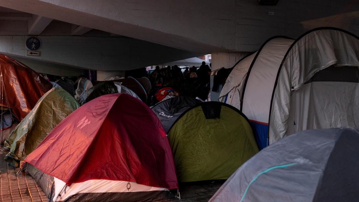 Personas desalojadas que continúan en el puente bajo la C-31. EP.