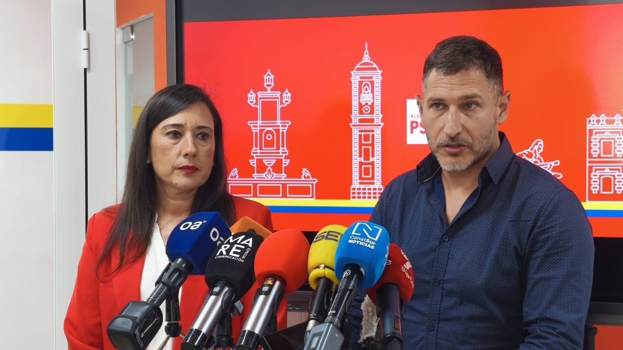 La secretaria general del PSOE de Algeciras, Rocío Arrabal, y el secretario de Organización del PSOE de Algeciras, Fran Fernández