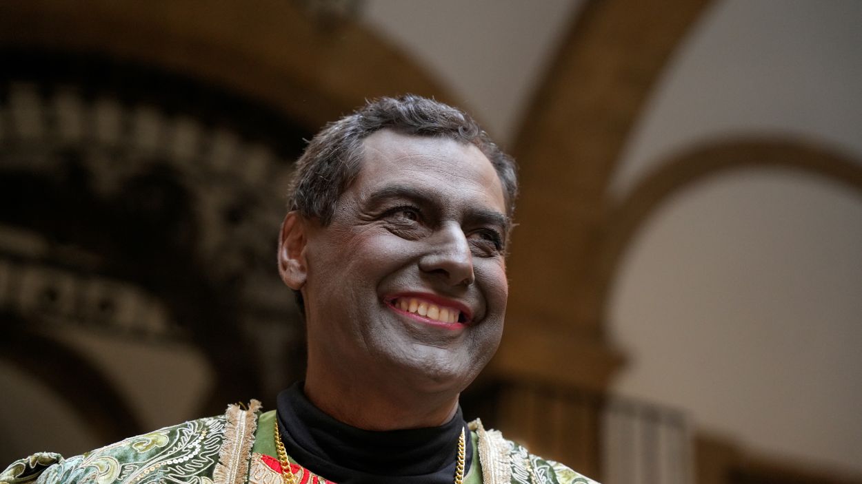 El presidente de la Junta de Andalucía, Juan Manuel Moreno Bonilla, disfrazado del rey Baltasar para la Cabalgata de Sevilla. EP.