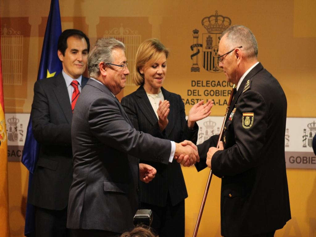 Zoido hace entrega del bastón de mando al jefe de la Policía en CLM en presencia de Cospedal.