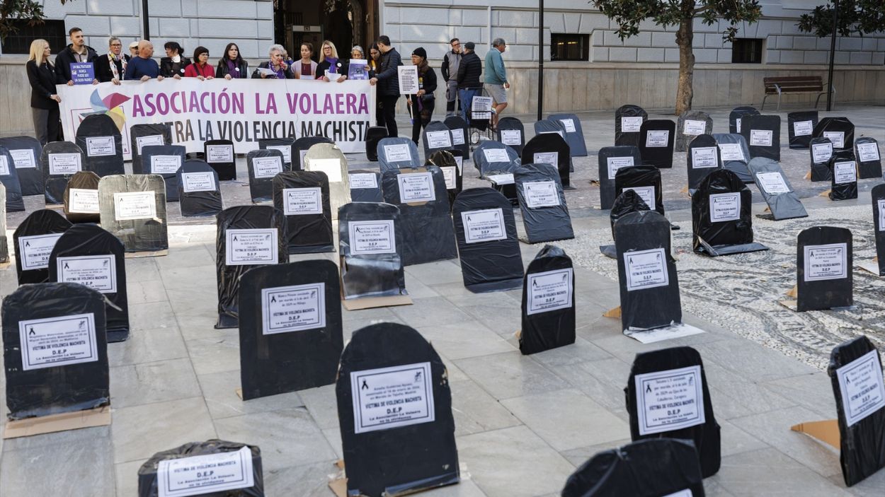 Lápidas en el acto de homenaje a las víctimas de la violencia machista en Granada en noviembre de 2024 / EP