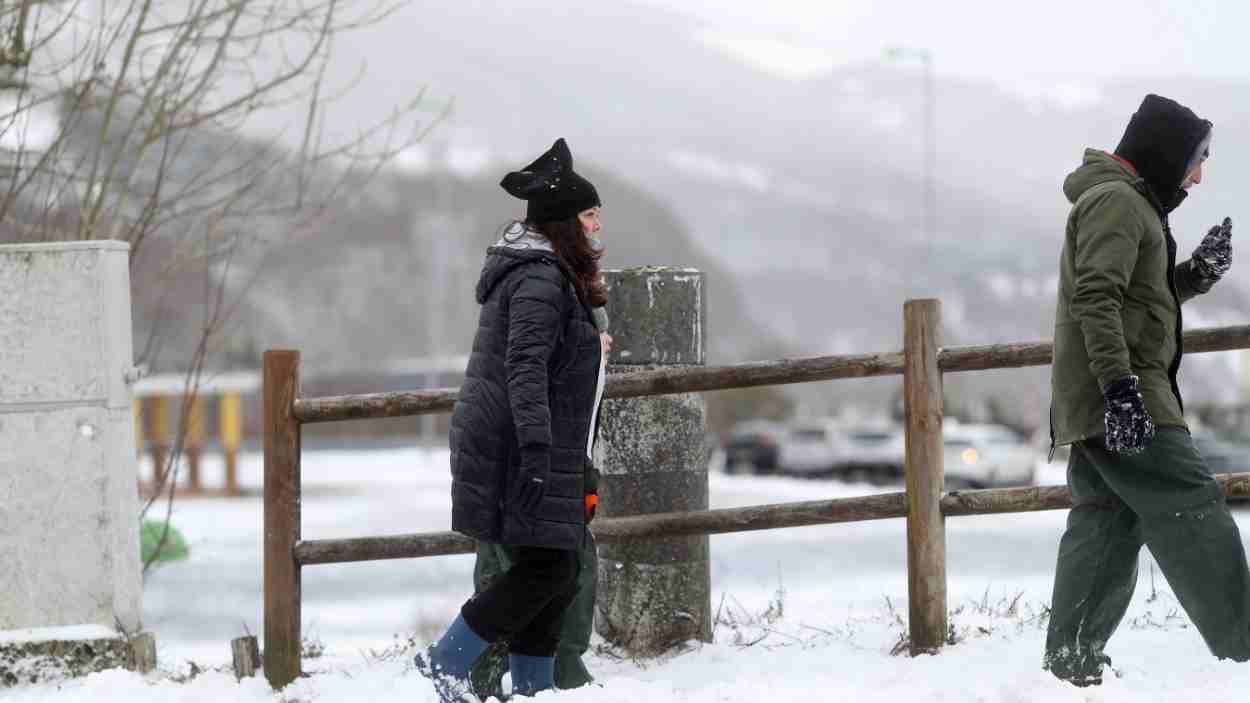Varias personas juegan con nieve en Pedrafita do Cebreiro, Lugo, Galicia (España).