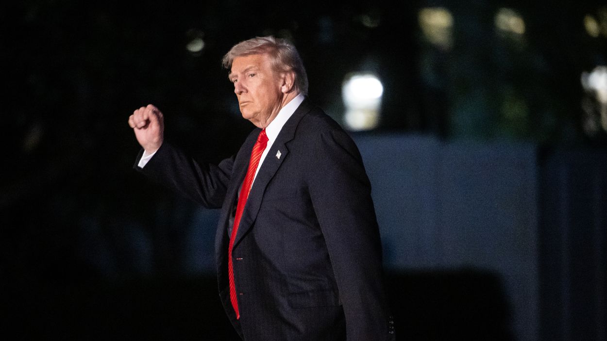 Trump anuncia que prohibirá comprar viviendas unifamiliares a grandes empresas. EP.