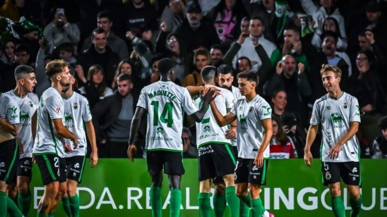 Los jugadores del Racing celebran un gol durante un encuentro. EP