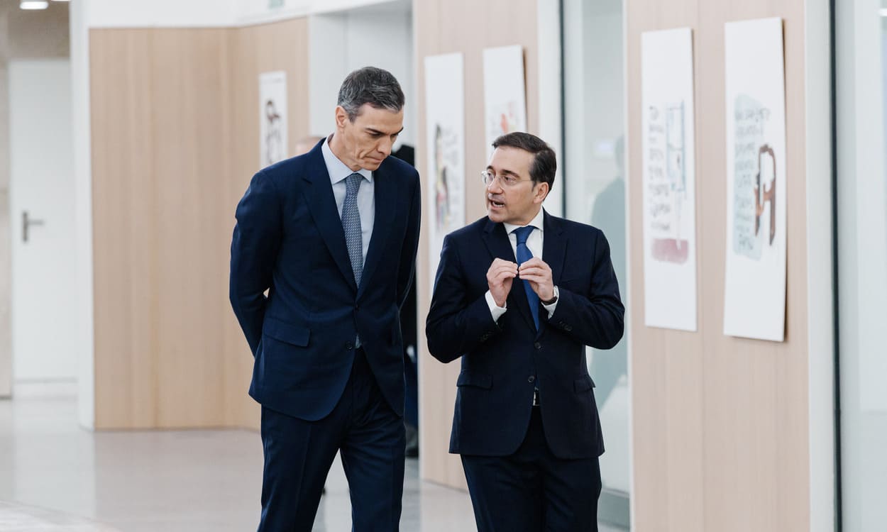 El presidente del Gobierno, Pedro Sánchez, y el ministro de Exteriores, José Manuel Albares, durante la Conferencia de Embajadores y Embajadoras de España acreditados en el exterior. Carlos Luján / EP