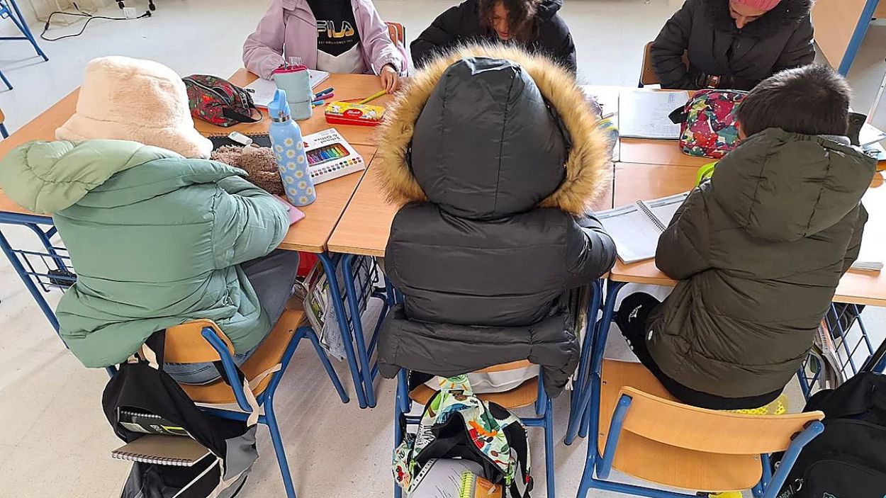 Alumnado con chaquetones en el CEIP Nuevo Ensanche Sur / Facebook