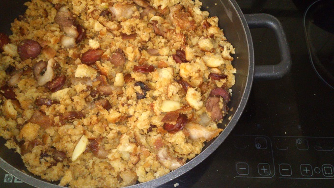 Migas con huevos y chistorra y ensalada de tomate y cebolleta y aceitunas machacadas