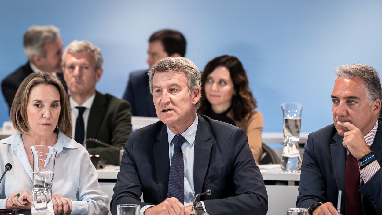 Alberto Núñez Feijóo y la cúpula central del Partido Popular en una reunión en Génova. EP.