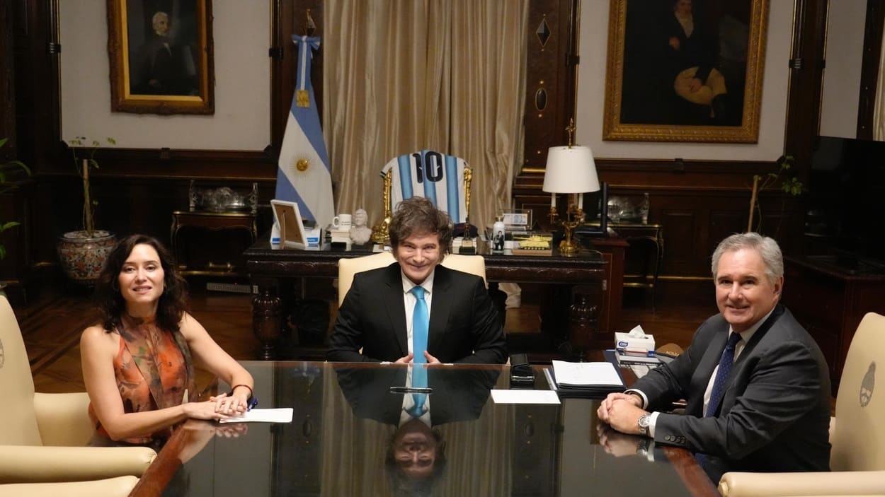 La presidenta de la Comunidad de Madrid, Isabel Díaz Ayuso, recibida hoy en la Casa Rosada con el presidente de Argentina, Javier Milei. EP.