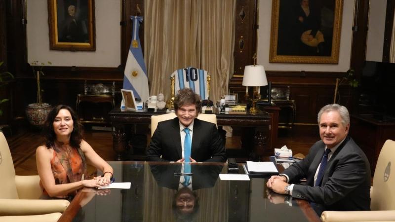 La presidenta de la Comunidad de Madrid, Isabel Díaz Ayuso, recibida hoy en la Casa Rosada con el presidente de Argentina, Javier Milei. EP.