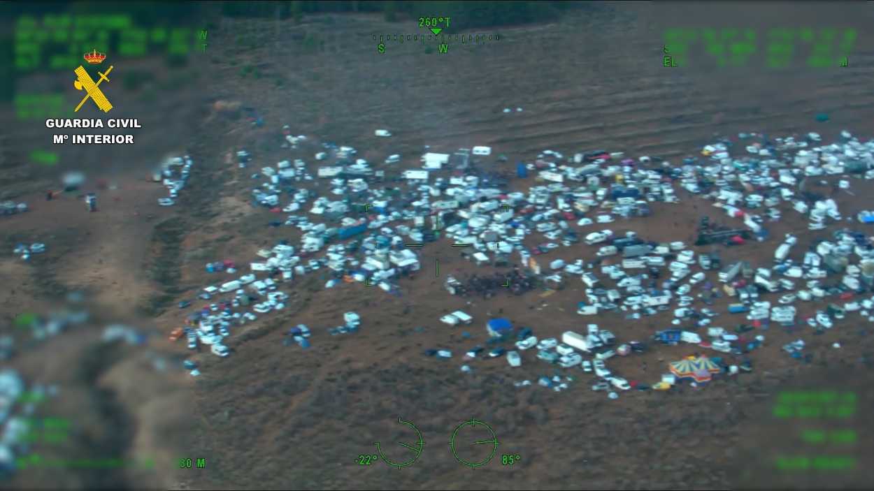Imagen aérea de la macrorave celebrada en las inmediaciones del embalse de El Cenajo (Albacete). Guardia Civil.