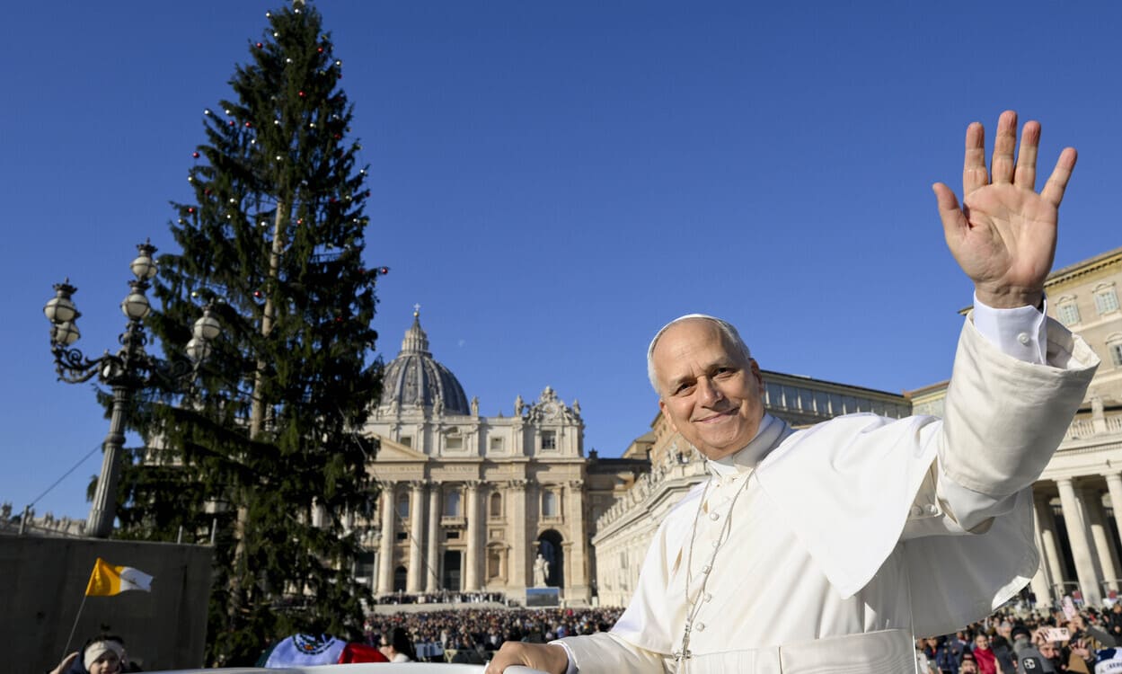 El papa León XIV durante la audiencia general semanal en la plaza de San Pedro, en el Vaticano. EP