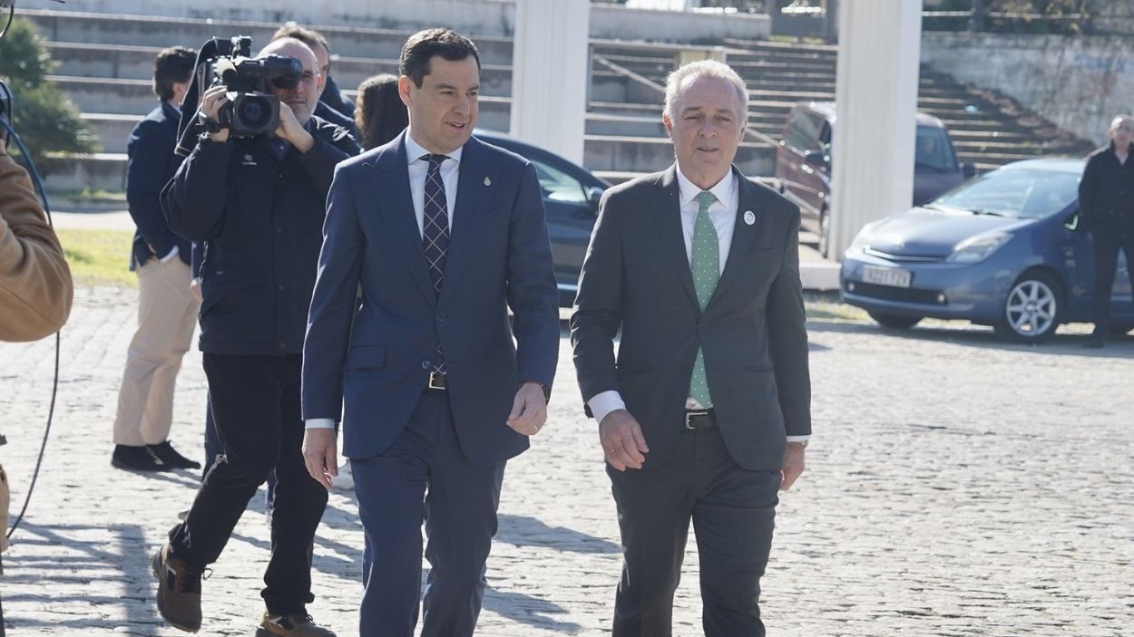Presidente de la Junta de Andalucía, Moreno Bonilla y José Manuel Soto, en la presentación de Senderos del Rocío / EP