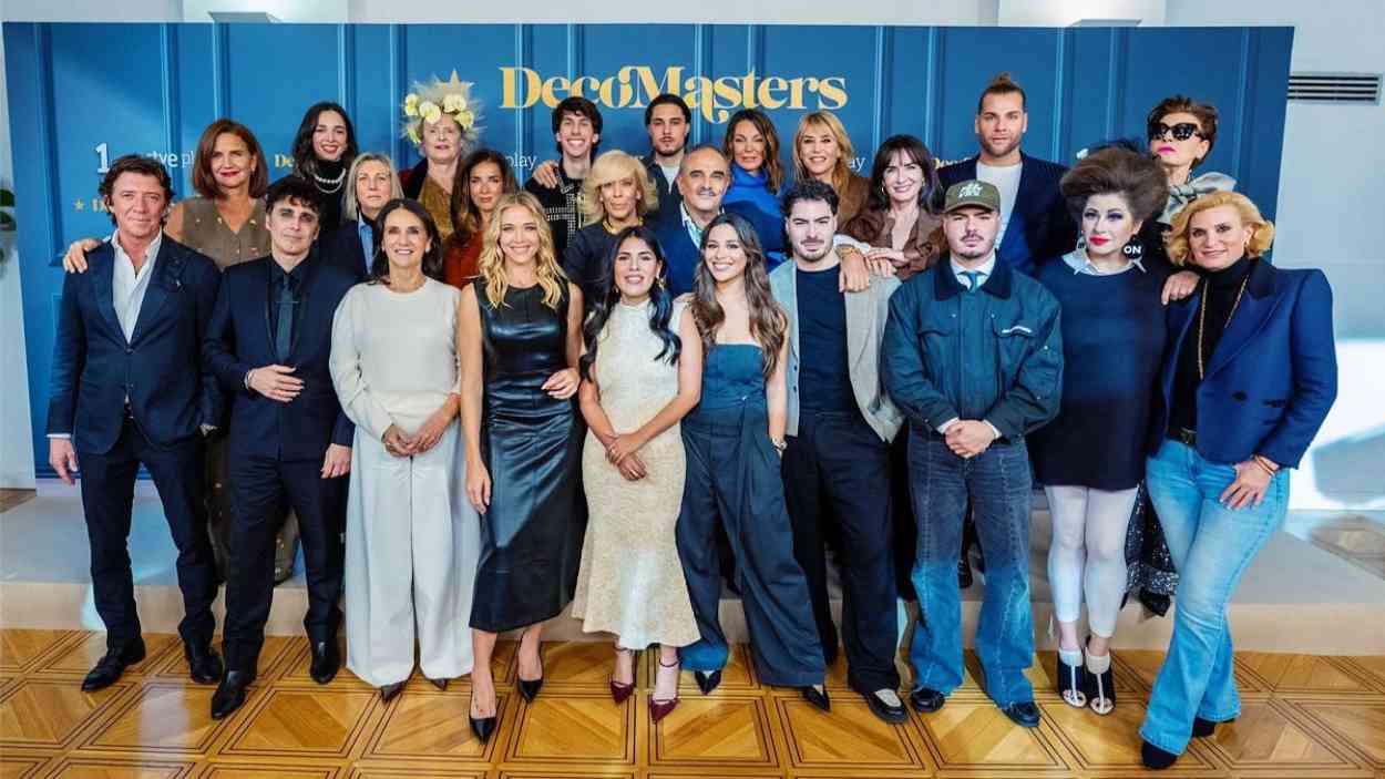 Foto de familia de los concursantes, jurado y presentadora de ‘DecoMasters’. RTVE