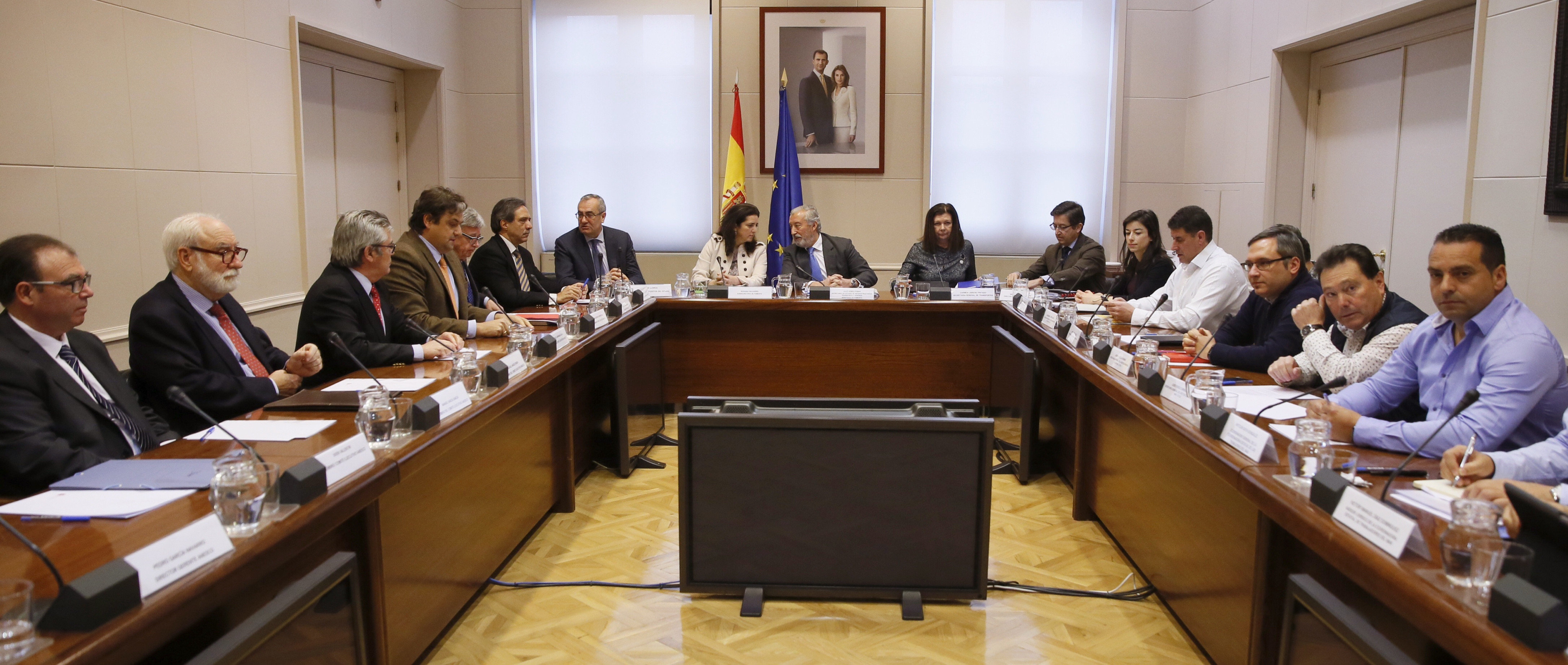 La primera reunión entre sindicatos, empresas y Fomento ha concluido sin acuerdo