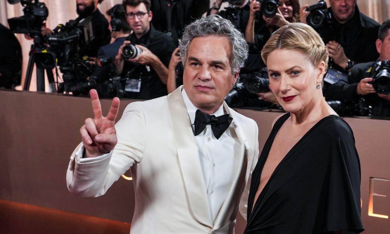 Mark Ruffalo y su mujer, Sunrise Coigney, en la gala de los Globos de Oro. EP