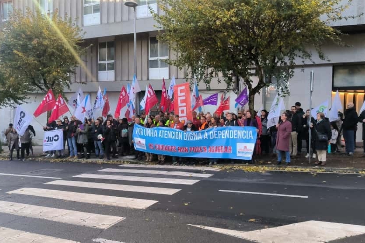 Protesta celebrada en noviembre pasado a favor de la atención a la dependencia ante el Parlamento de Galicia (Foto: Europa Press).
