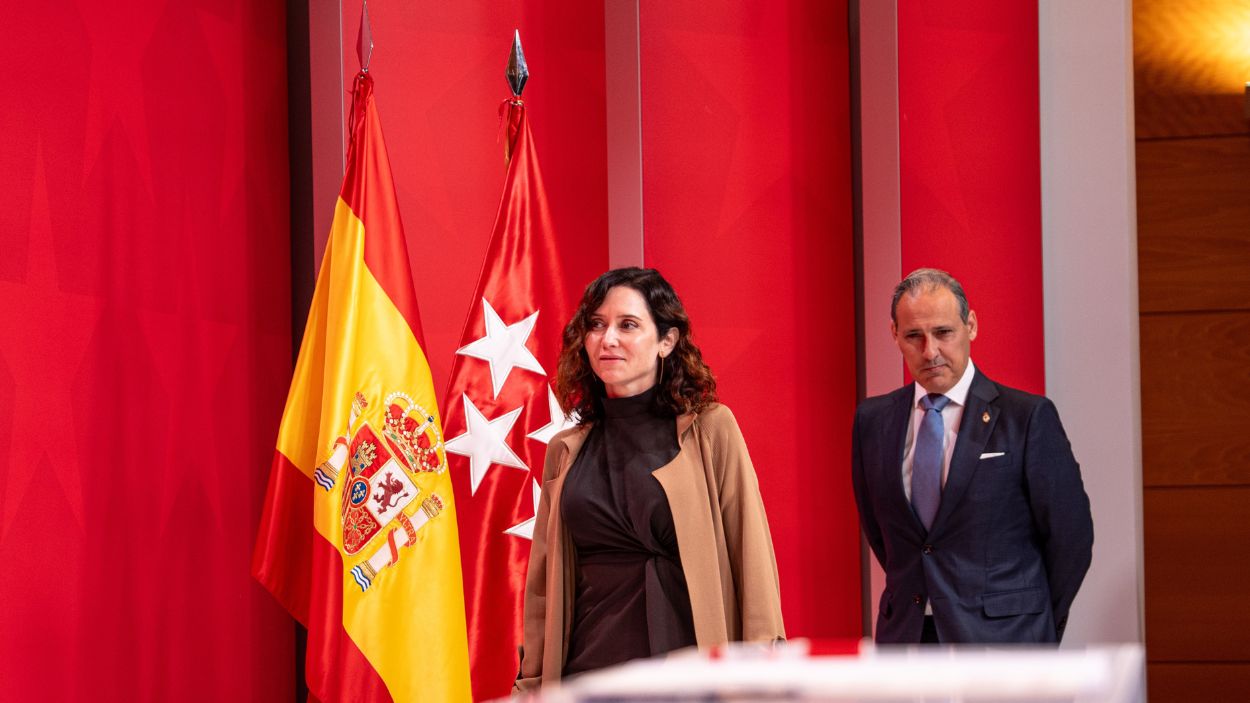 La presidenta de la Comunidad de Madrid, Isabel Díaz Ayuso y el decano del Ilustre Colegio de la Abogacía de Madrid, Eugenio Ribón, durante el acto conjunto. EP.
