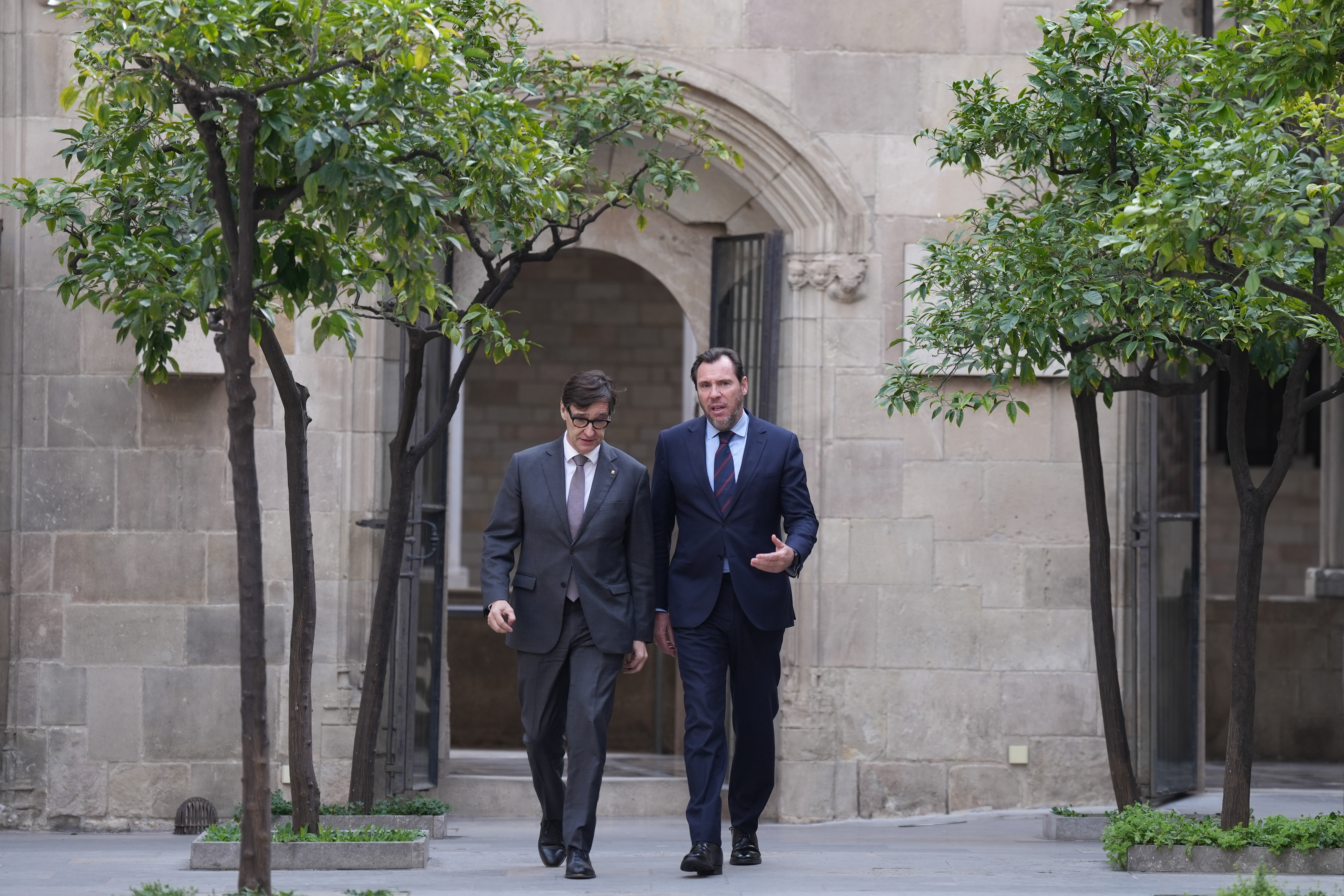 El presidente del Govern de Cataluña, Salvador Illa, y el ministro de Transportes, Óscar Puente, en el Palau de la Generalitat. David Zorrakino / EP