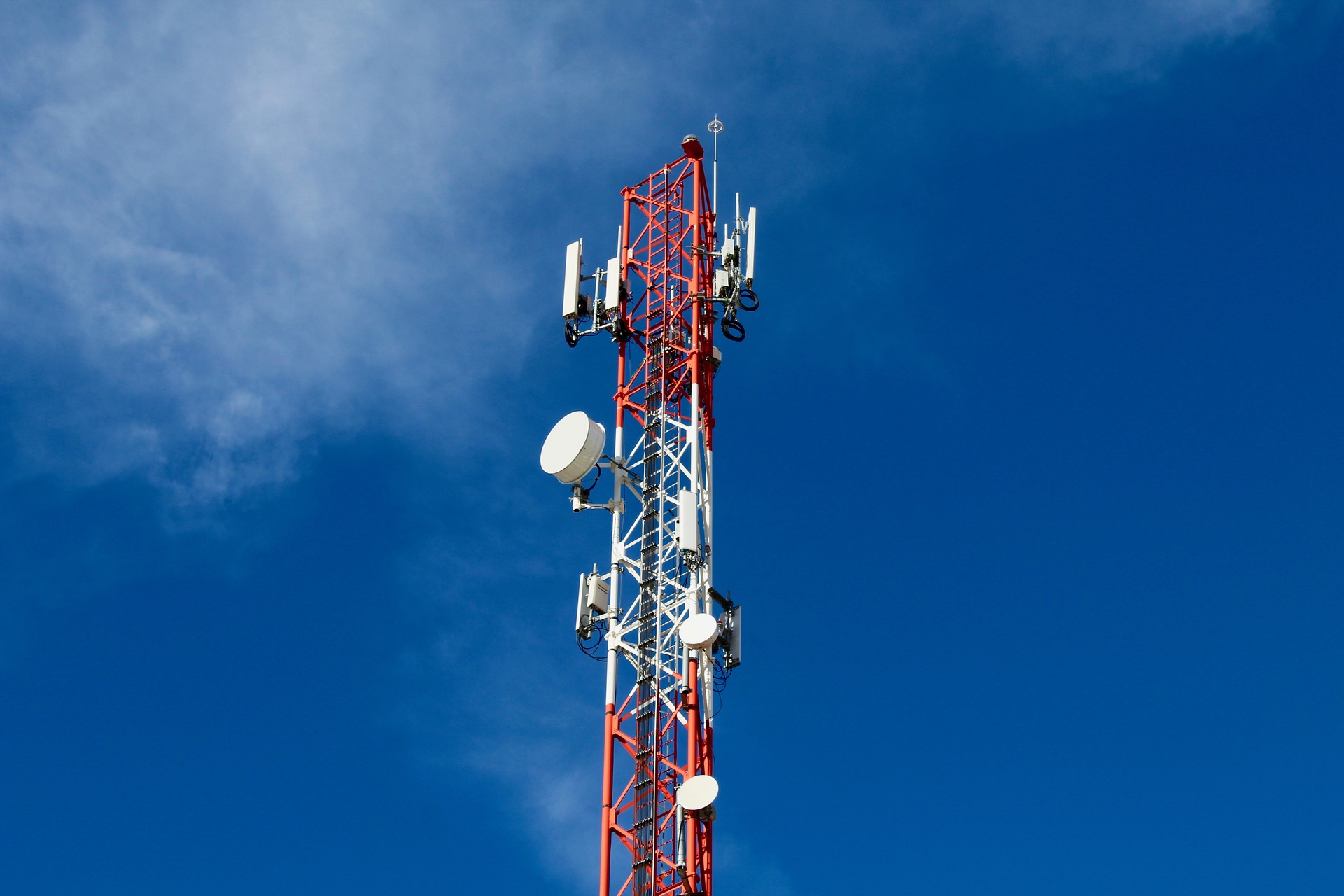 Imagen de una torre de telecomunicaciones. 