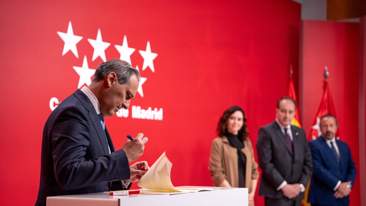 El decano del Ilustre Colegio de la Abogacía de Madrid, Eugenio Ribón, durante el acto junto con la presidenta de la Comunidad de Madrid, Isabel Díaz Ayuso. EP.