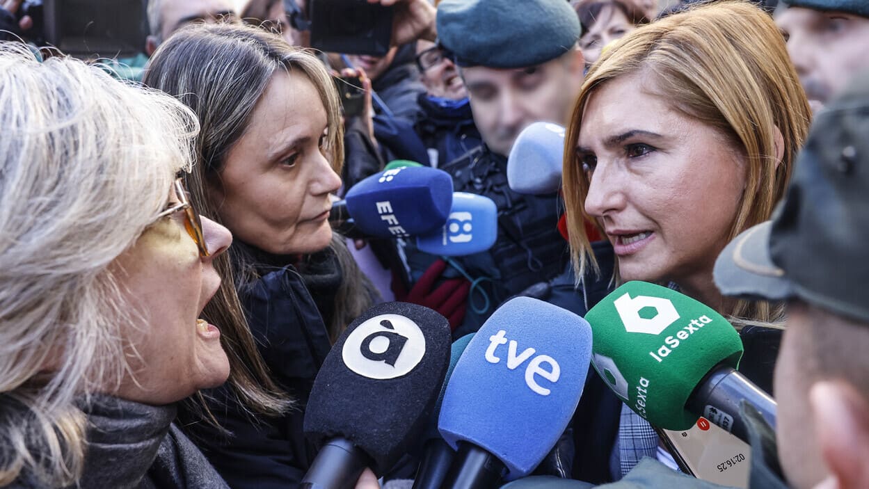 La exconsellera de Justicia e Interior Salomé Pradas con la presidenta de Associació Víctimes Mortals DANA 29-O, Rosa María Álvarez. EP.