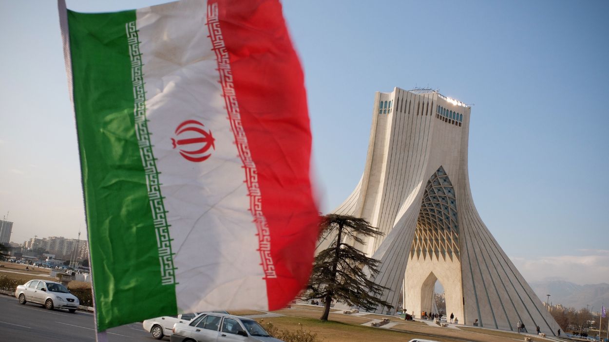Una bandera iraní ondea en Teherán. EP.