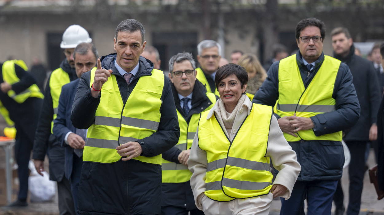 El presindente del Gobierno, Pedro Sánchez, junto con la ministra de Vivienda, Isabel Rodríguez, y otros cargos de su Gobierno. EP.