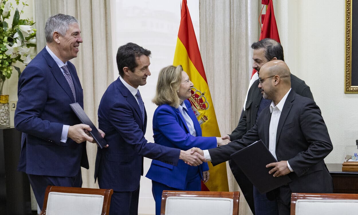 Firma del acuerdo entre EDGE e Indra para la creación de una nueva empresa de defensa en España. INDRA GROUP