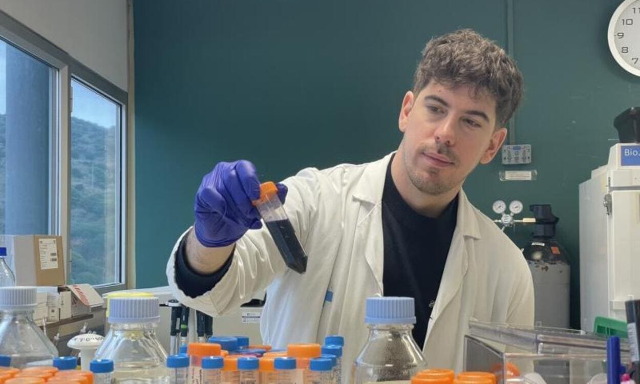 El investigador Miguel Marín, en el laboratorio de IrsiCaixa. © IrsiCaixa